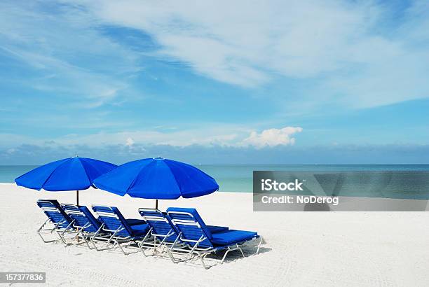 Azul Sombrillas De Playa En Una Playa De Arenas Blancas Foto de stock y más banco de imágenes de Isla de Marco