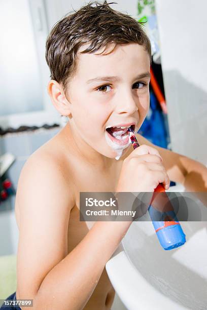 Стоматологические Услуги Чистить Зубы — стоковые фотографии и другие картинки 6-7 лет - 6-7 лет, 8-9 лет, В помещении