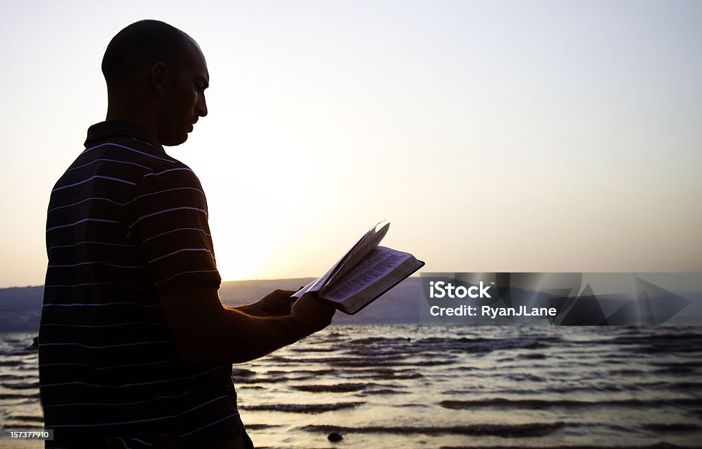 Lesen der Bibel an Meer von Galiläa, Israel - Lizenzfrei Protestantismus Stock-Foto