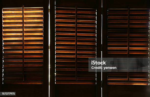 Zabytkowe Drewniane Okna Żaluzje - zdjęcia stockowe i więcej obrazów Antyczny - Antyczny, Ciemny, Cień