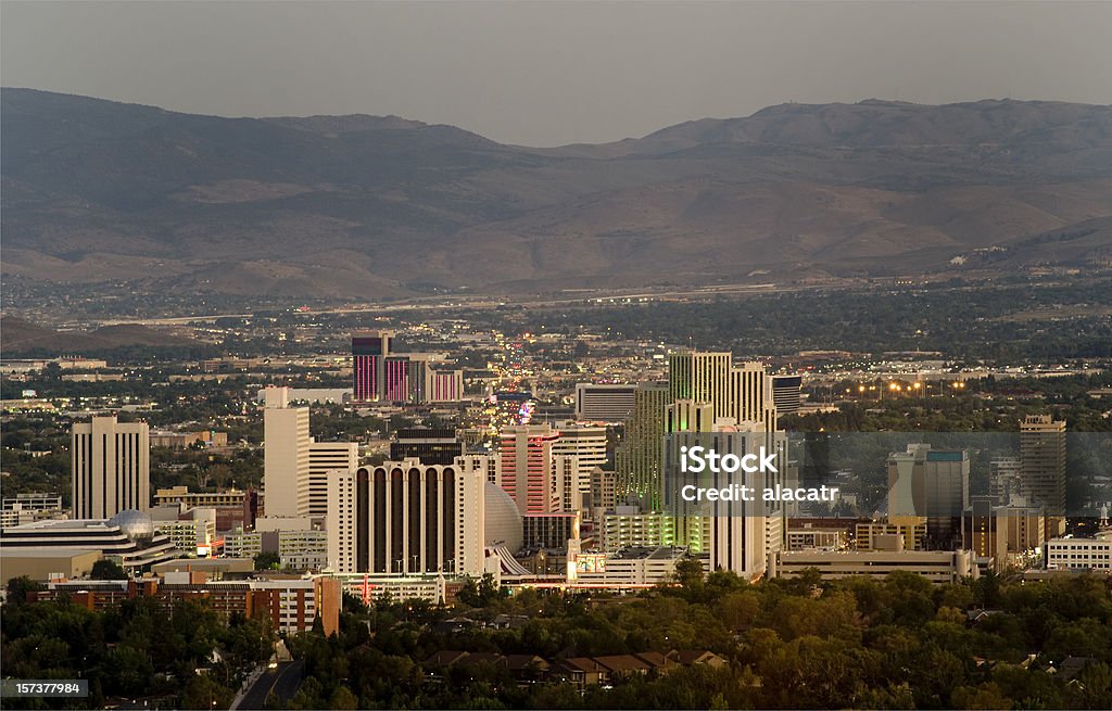 Рино, Невада Skyline в сумерках - Стоковые фото Азартные игры роялти-фри