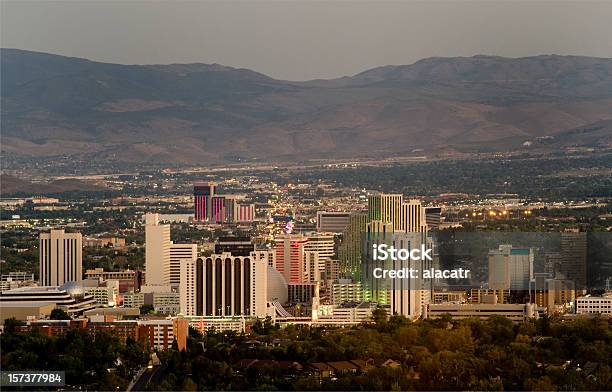 Рино Невада Skyline В Сумерках — стоковые фотографии и другие картинки Азартные игры - Азартные игры, Большой город, Вечерние сумерки