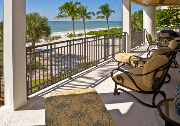 vue de la plage depuis la véranda de la maison dans l'immobilier en floride - bonita springs photos et images de collection