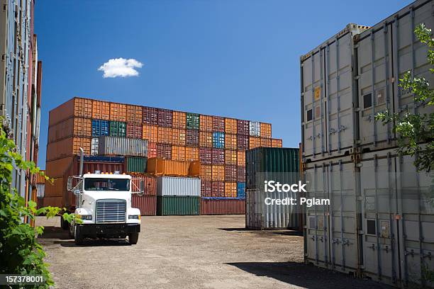 Foto de Os Contêineres e mais fotos de stock de Armazém de distribuição - Armazém de distribuição, Carregamento - Atividade, Contêiner de carga