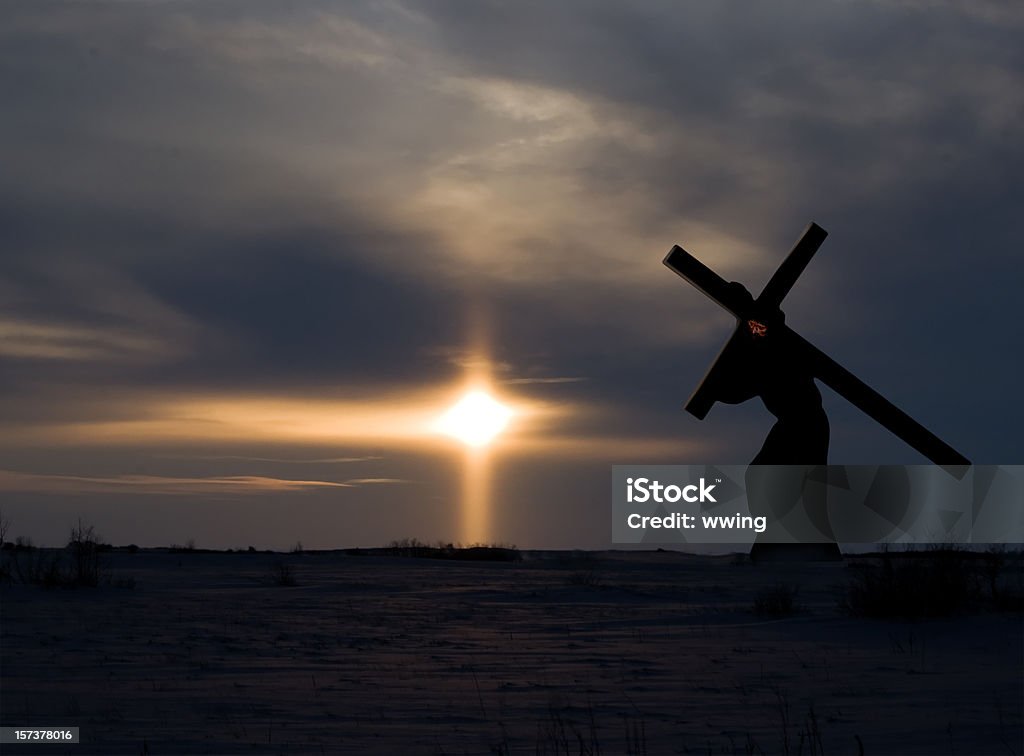 Chrystus noszenia Krzyż z Ciemny słońca - Zbiór zdjęć royalty-free (Bóg)