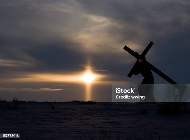 Foto de Christ Carregando O Cruzamento Com O Pôr Do Sol Cor e mais fotos de stock de Contraluz