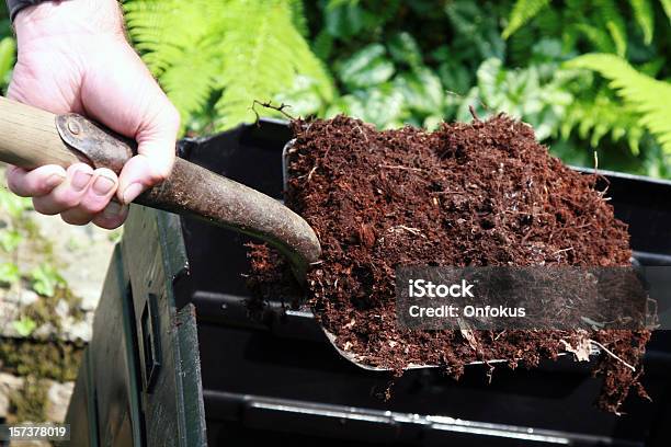 Ręka Gospodarstwa Łopata Pełne Kompost Domu Kompostowanie - zdjęcia stockowe i więcej obrazów Nawóz