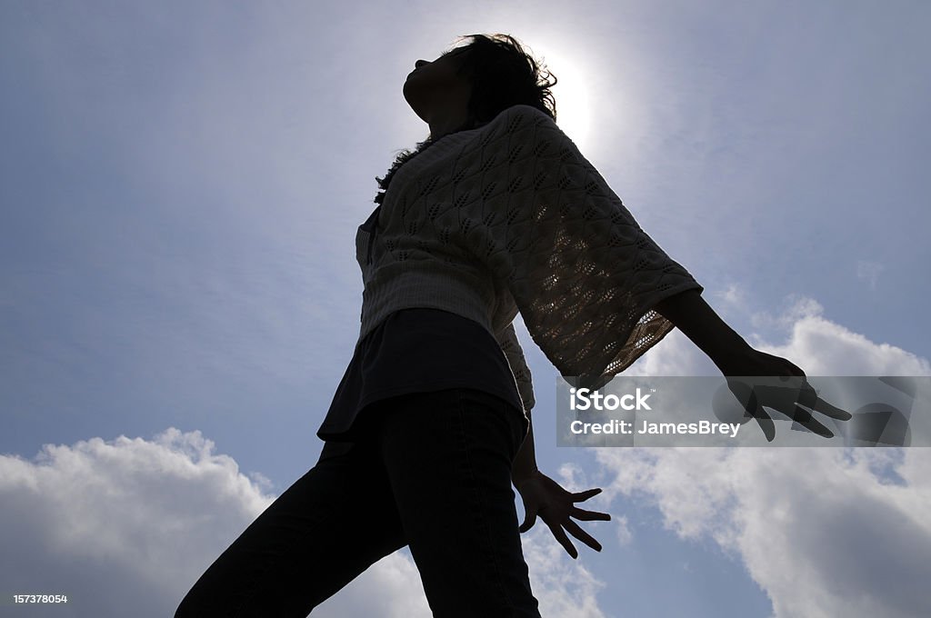 Junge Frau Tanzen Umrisse von Sonne, blauem Himmel Wolken im Hintergrund - Lizenzfrei Tanzen Stock-Foto
