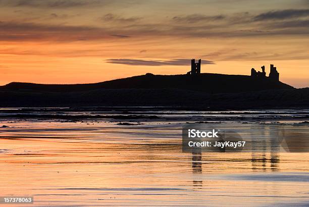 Dunstanburgh Castillo Foto de stock y más banco de imágenes de Aire libre - Aire libre, Aislado, Amanecer