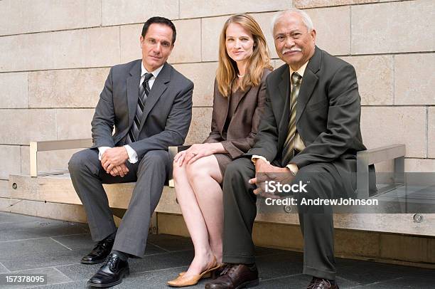 Business Personen Stockfoto und mehr Bilder von Anzug - Anzug, Attraktive Frau, Außenaufnahme von Gebäuden