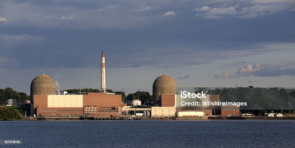 Energia nucleare centrale elettrica sul fiume Hudson - Foto stock royalty-free di Centrale nucleare