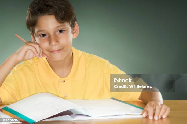 De Escuela Primaria En Clase Foto de stock y más banco de imágenes de Agarrar - Agarrar, Aprender, Carpeta de anillas