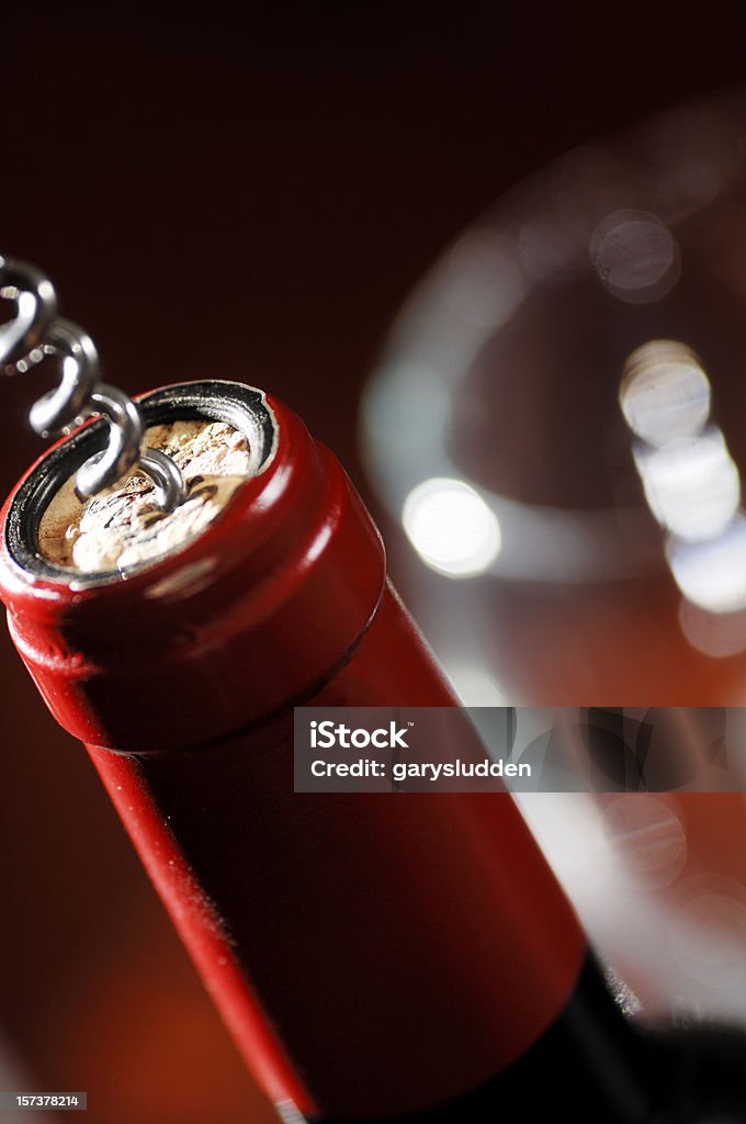 corkscrew en botella de vino - Foto de stock de Bebida alcohólica libre de derechos