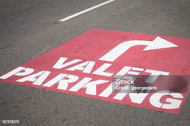 Valetparkservice Stockfoto und mehr Bilder von Kammerdiener - Kammerdiener, Parken, Parkschild