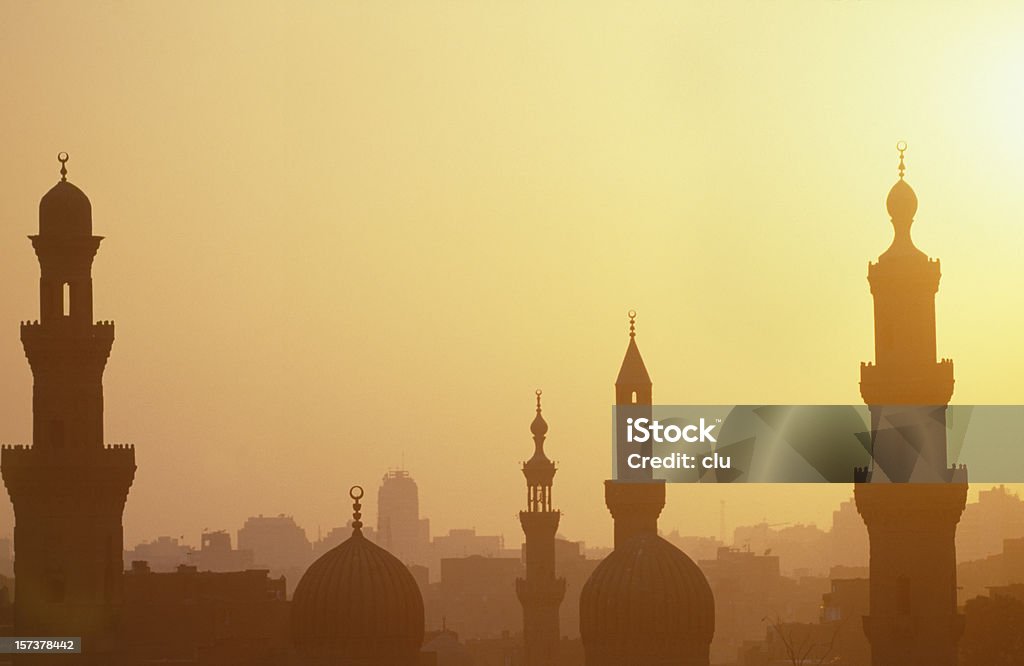 El Cairo atardecer con towers - Foto de stock de Minarete libre de derechos