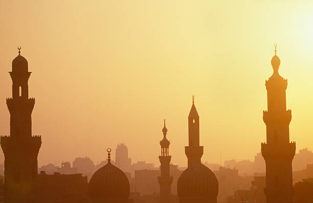 el cairo atardecer con towers - cairo egypt mosque minaret fotografías e imágenes de stock