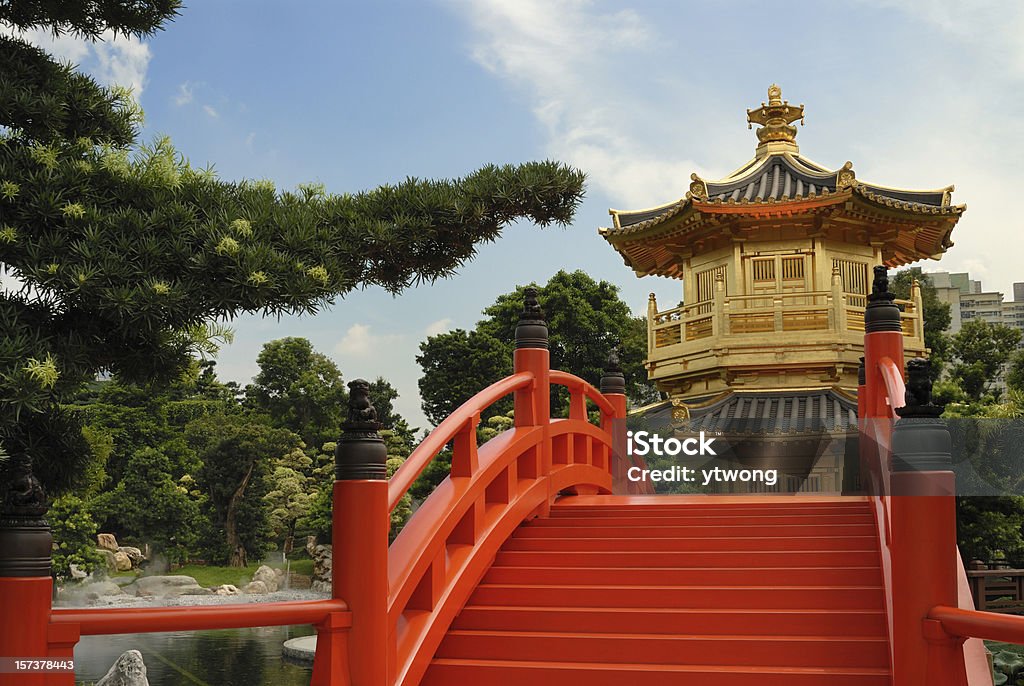 Pagode e red bridge, jardim chinês - Foto de stock de China royalty-free