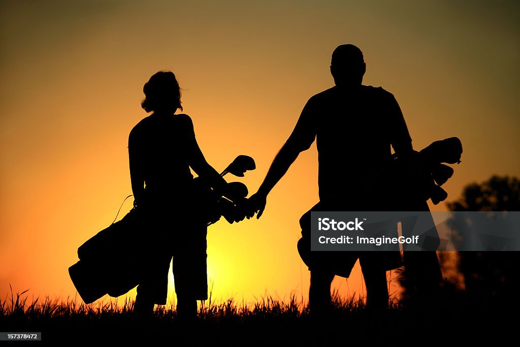 Sylwetka atrakcyjną zdrowa para na pole golfowe - Zbiór zdjęć royalty-free (Golf - Sport)