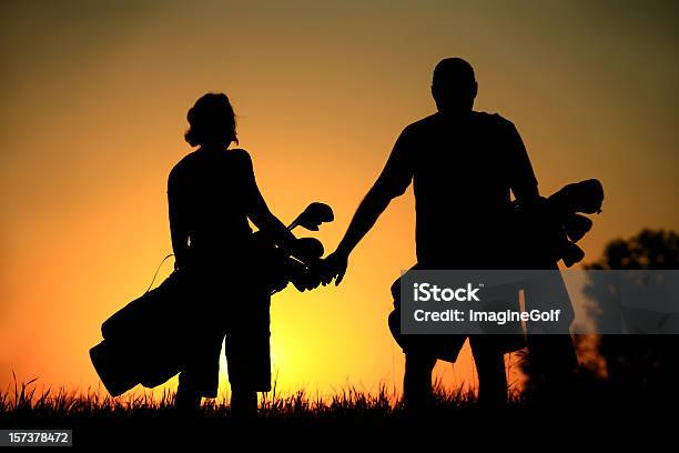 Silhueta De Casal Atraente Saudável Em Um Campo De Golfe - Fotografias de stock e mais imagens de Golfe