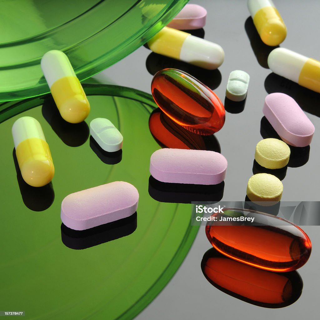 Médicaments et pilules Capsules colorées, des miroirs, Surface réfléchissante, soit rouge, vert - Photo de Biotechnologie libre de droits