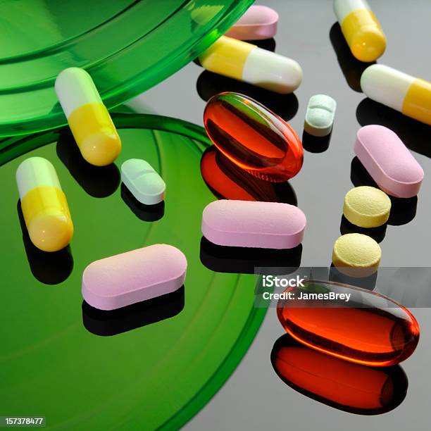 Leki Kapsułki Tabletki Jasne Kolorowe Błyszczące Odbicia Lustrzane Powierzchni Czerwony Zielony - zdjęcia stockowe i więcej obrazów Biotechnologia