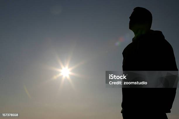 Silueta Del Hombre Y De Sol Foto de stock y más banco de imágenes de Adulto - Adulto, Agua, Aire libre