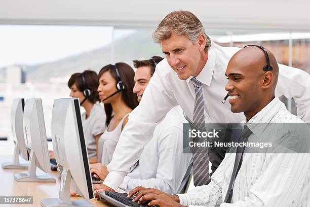 Felices Empresarios Trabajando En Una Computadora Portátil Foto de stock y más banco de imágenes de Centro de llamadas