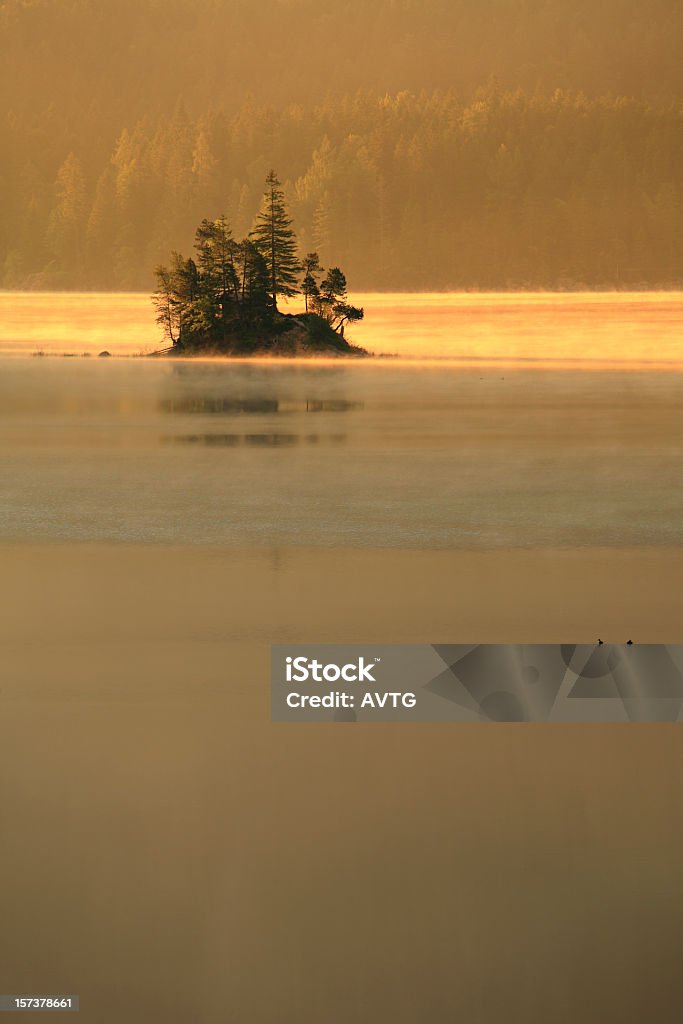 Lac de montagne au lever du soleil - Photo de Aube libre de droits