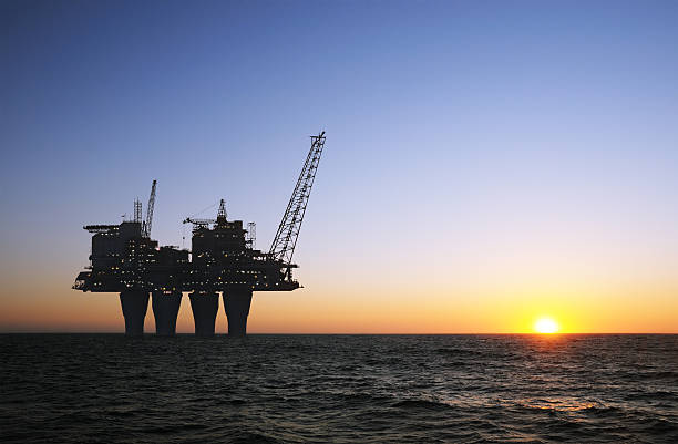 plataforma en el mar al atardecer - oil rig sea drilling rig sunset fotografías e imágenes de stock