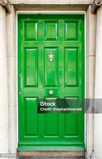 Porta Verde Bela Entryway Em Dublin Irlanda - Fotografias de stock e mais imagens de Dublin - Dublin, Elegância, Enfeitado