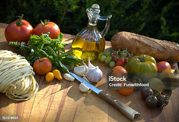 Cozinhar Os Ingredientes Azeite Alimentos Italiano Massa De Legumes Para O Jantar - Fotografias de stock e mais imagens de Galheta - Loiça