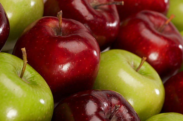 verde e vermelho de maçãs alto ângulo - red delicious apple apple red isolated imagens e fotografias de stock