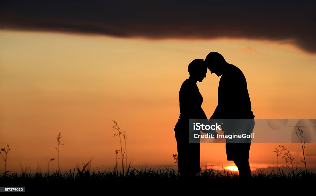 Couple au coucher du soleil - Photo de Prier libre de droits