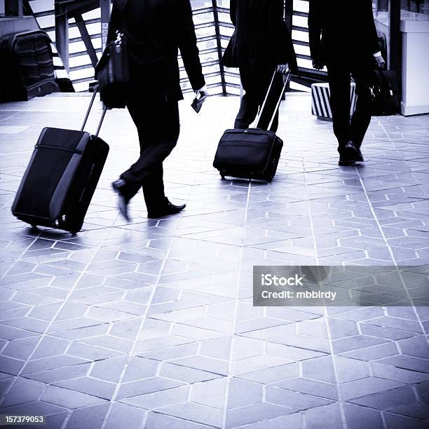 Empresarios En Movimiento Foto de stock y más banco de imágenes de Blanco y negro - Blanco y negro, Adulto, Aeropuerto