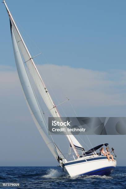 Foto de Navegação À Vela e mais fotos de stock de Meninos Adolescentes - Meninos Adolescentes, Riqueza, Veículo Aquático