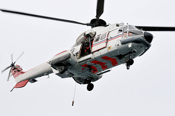 море спасательных вертолёт - rescue helicopter coast guard protection стоковые фото и изображения