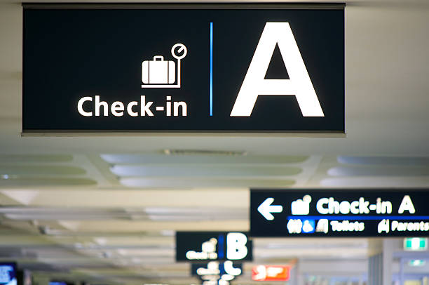 área de check-in - airport sign fotografías e imágenes de stock