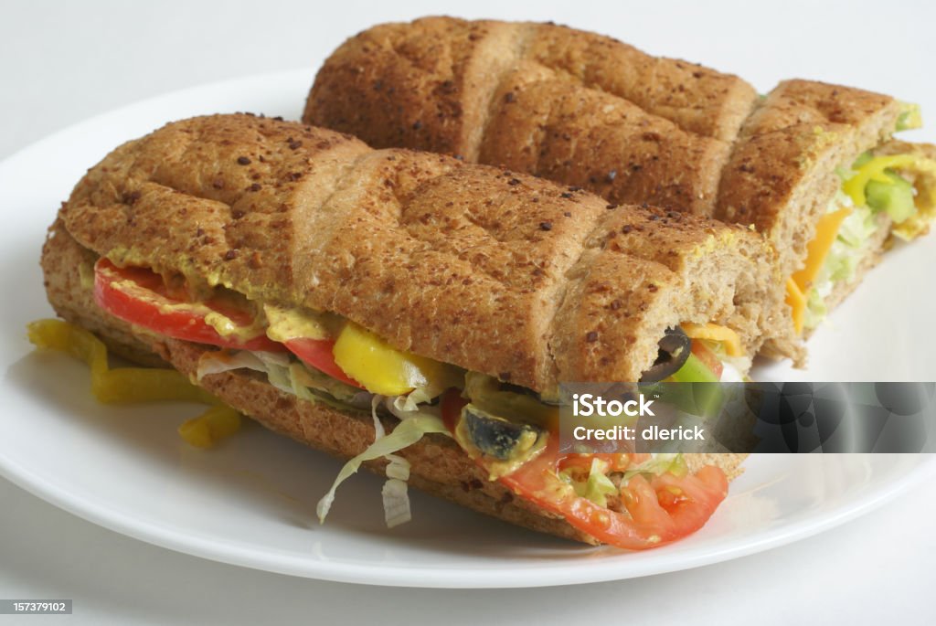 Un menu végétarien sandwich sous-marin sur du pain coupé à moitié. - Photo de Sandwich à la baguette libre de droits