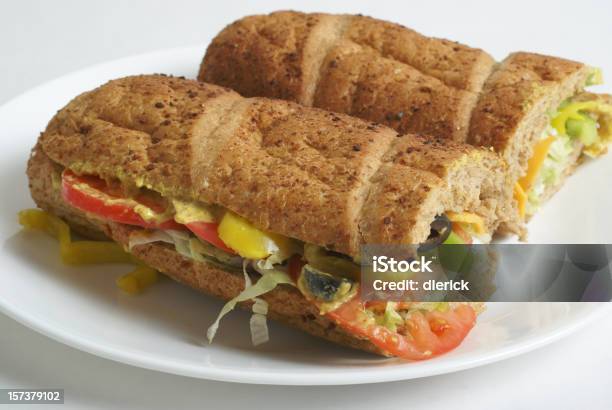 Photo libre de droit de Un Menu Végétarien Sandwich Sousmarin Sur Du Pain Coupé À Moitié banque d'images et plus d'images libres de droit de Sandwich à la baguette