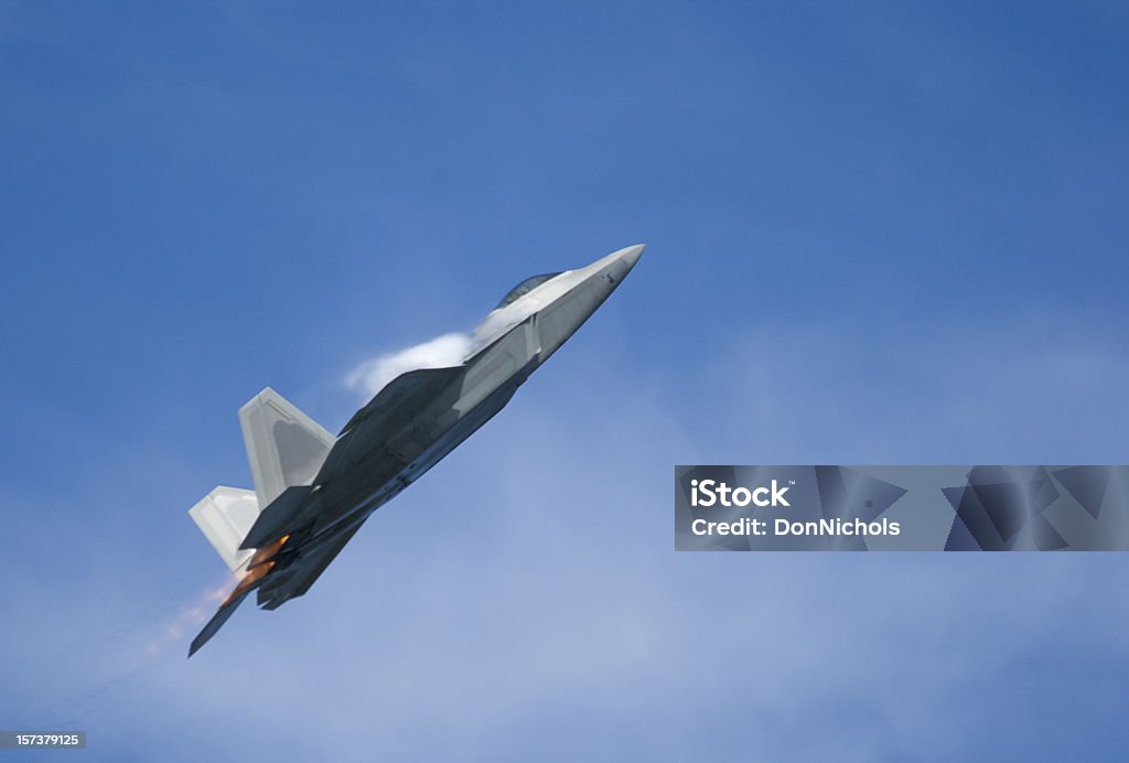 F - 22 랩터 전투기 클라이밍 - 로열티 프리 제트 엔진 스톡 사진