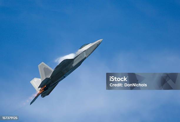 F 22 Raptor Fighter Jet Wspinaczka - zdjęcia stockowe i więcej obrazów Silnik odrzutowy - Silnik odrzutowy, Aspiracje, Bez ludzi