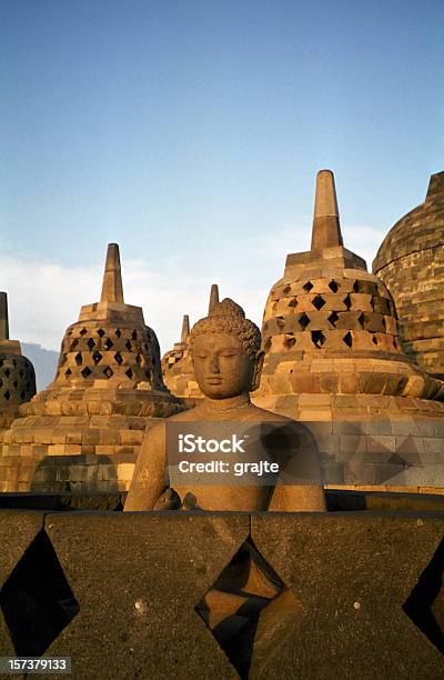 Buda De Borobudur Indonésia - Fotografias de stock e mais imagens de Amanhecer - Amanhecer, Buda, Budismo