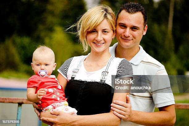 Glückliche Junge Familie Stockfoto und mehr Bilder von 6-11 Monate - 6-11 Monate, Anleitung - Konzepte, Attraktive Frau