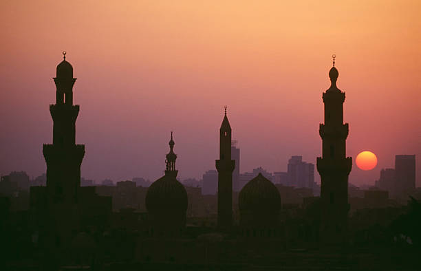 sonnenuntergang in kairo - cairo egypt mosque minaret stock-fotos und bilder