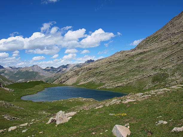 lago nos alpes franceses - mercantour national park imagens e fotografias de stock