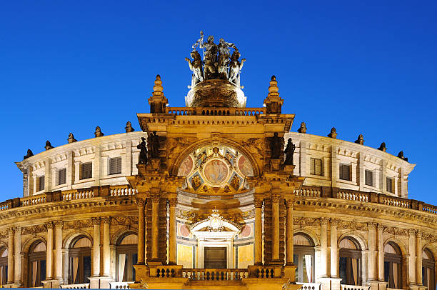 casa de ópera de dresden semperoper hora azul - opera house semper opera house statue theaterplatz imagens e fotografias de stock