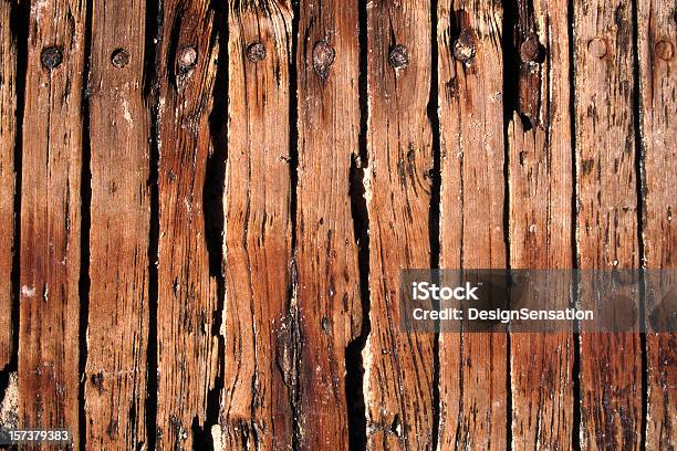 Bielone Drewniane Filarach - zdjęcia stockowe i więcej obrazów Brązowy - Brązowy, Deska, Drewno - Tworzywo