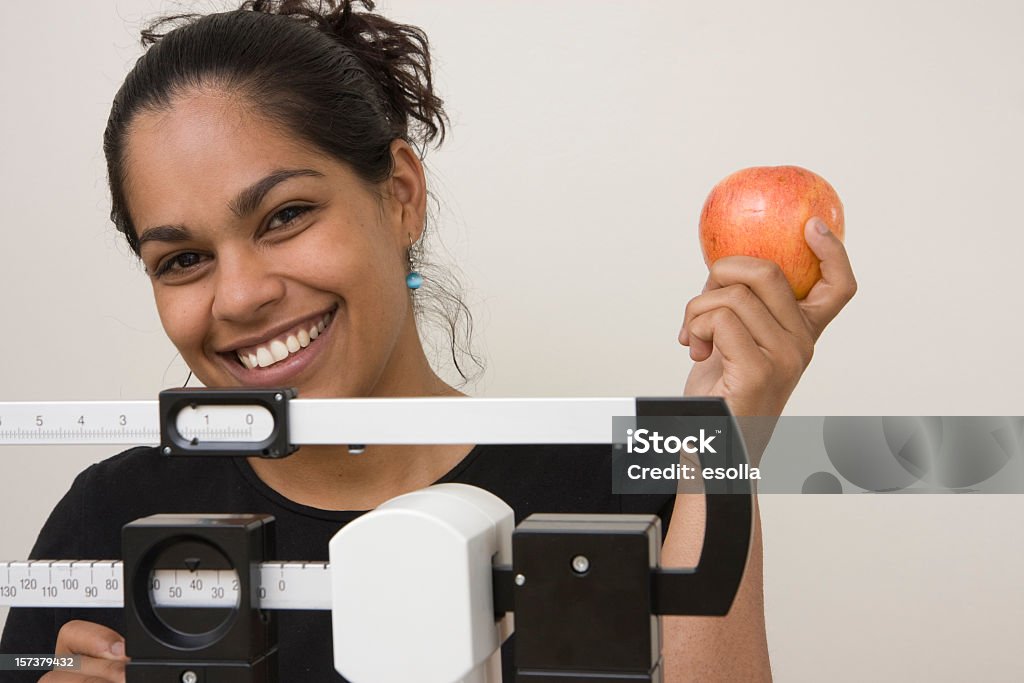 Medico donna di peso sulla scala - Foto stock royalty-free di Adulto