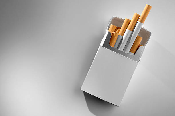 paquete de cigarrillos - paquete cigarrillos fotografías e imágenes de stock