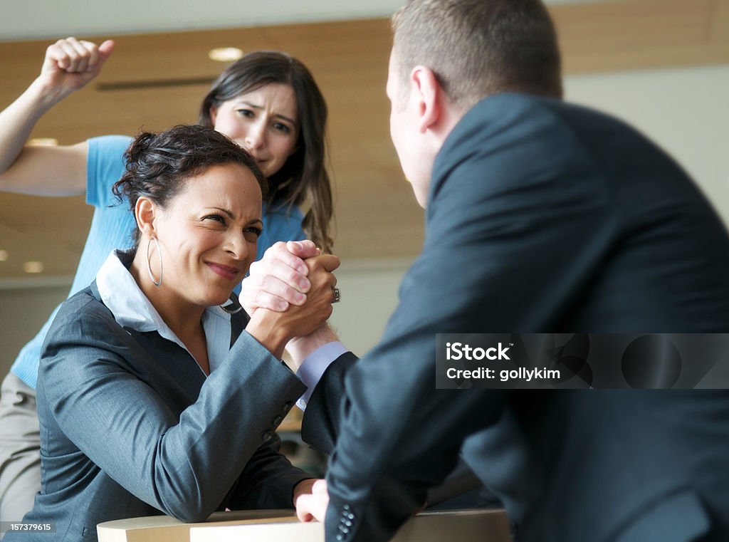 Homme d'affaires et femme Bras de fer - Photo de Acclamation de joie libre de droits